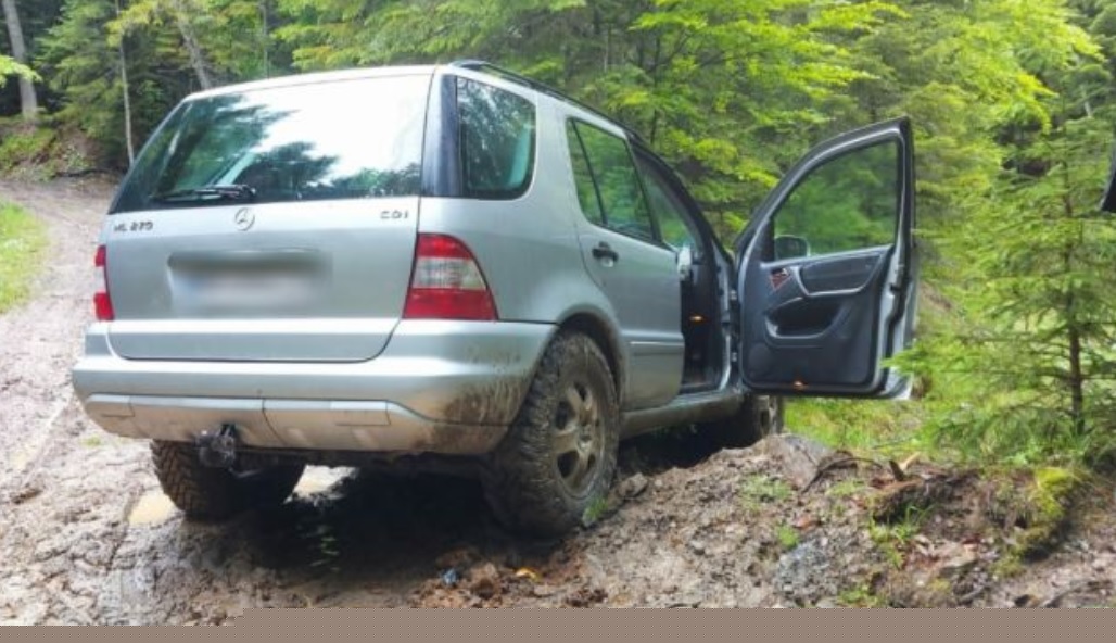 Jandarmii au fost solicitaţi să recupereze mașini blocate pe drumuri noroioase