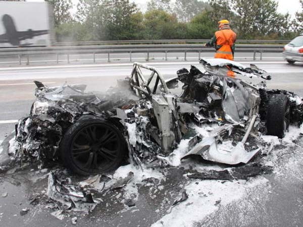 Ghiciti ce bolid a devenit o epava distrusa de incendiu in urma unui accident?