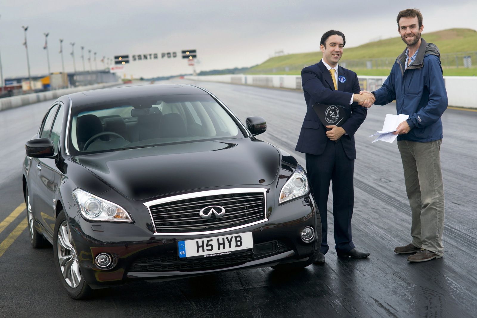 Infiniti M35h a obtinut recordul de masina hibrid cu cel mai rapid demaraj