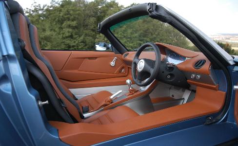 Interior tipic unei masini sport