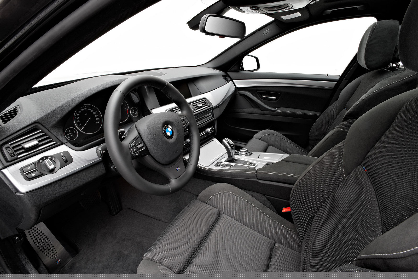 M Sports Package inseamna si scaune sport garnisite cu Alcantara, dar si insertii din aluminiu