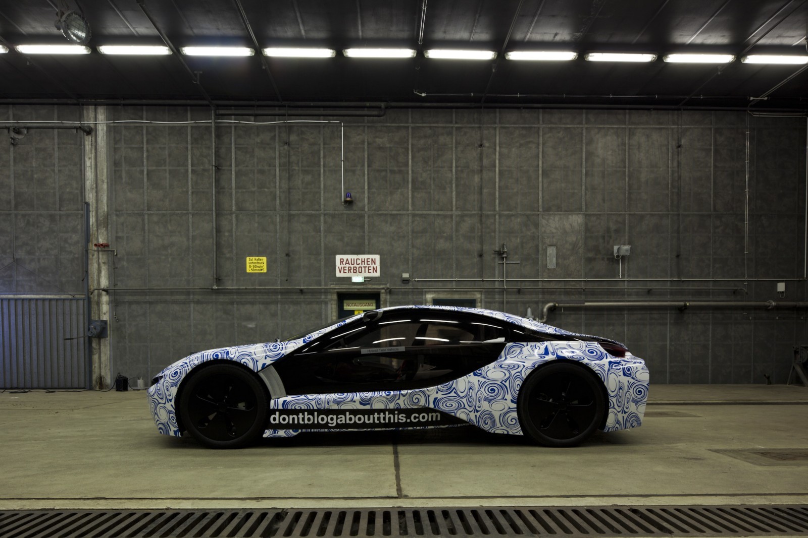 BMW Vision este un plug-in hibrid: bateriile se incarca in doar 2,5 ore, iar autonomia maxima e de 700 km