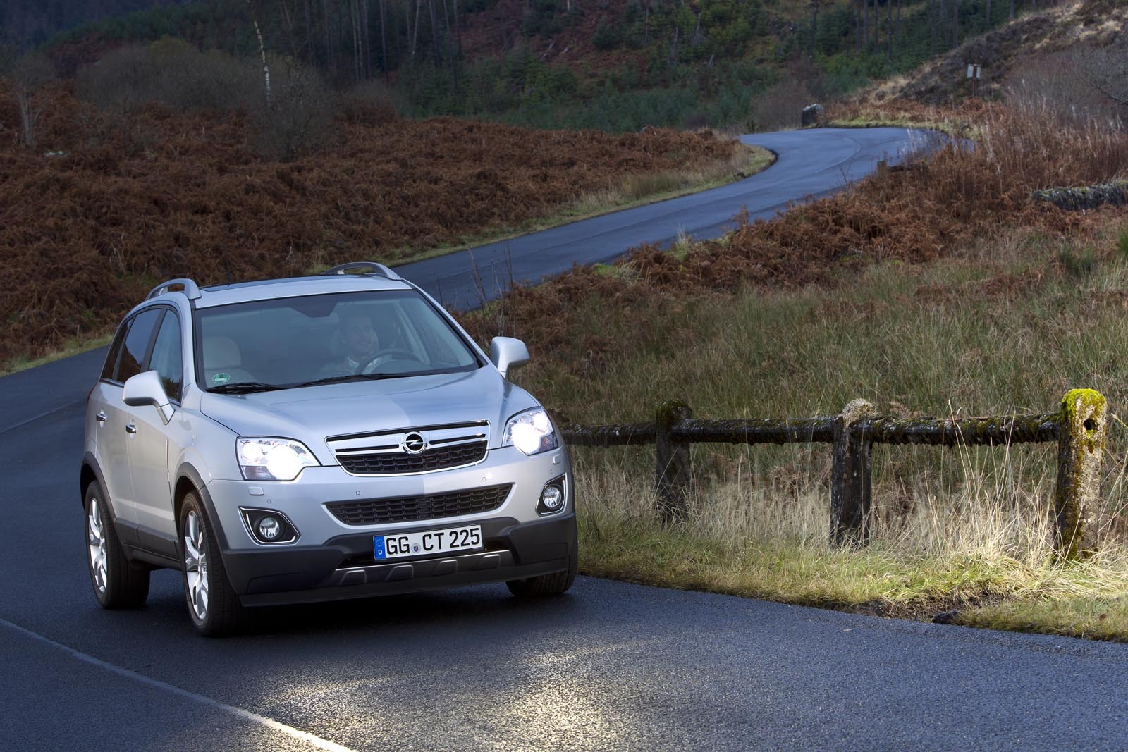 Motorul pe benzina de pe Opel Antara facelift are 2,4 litri, 167 CP, 230 Nm