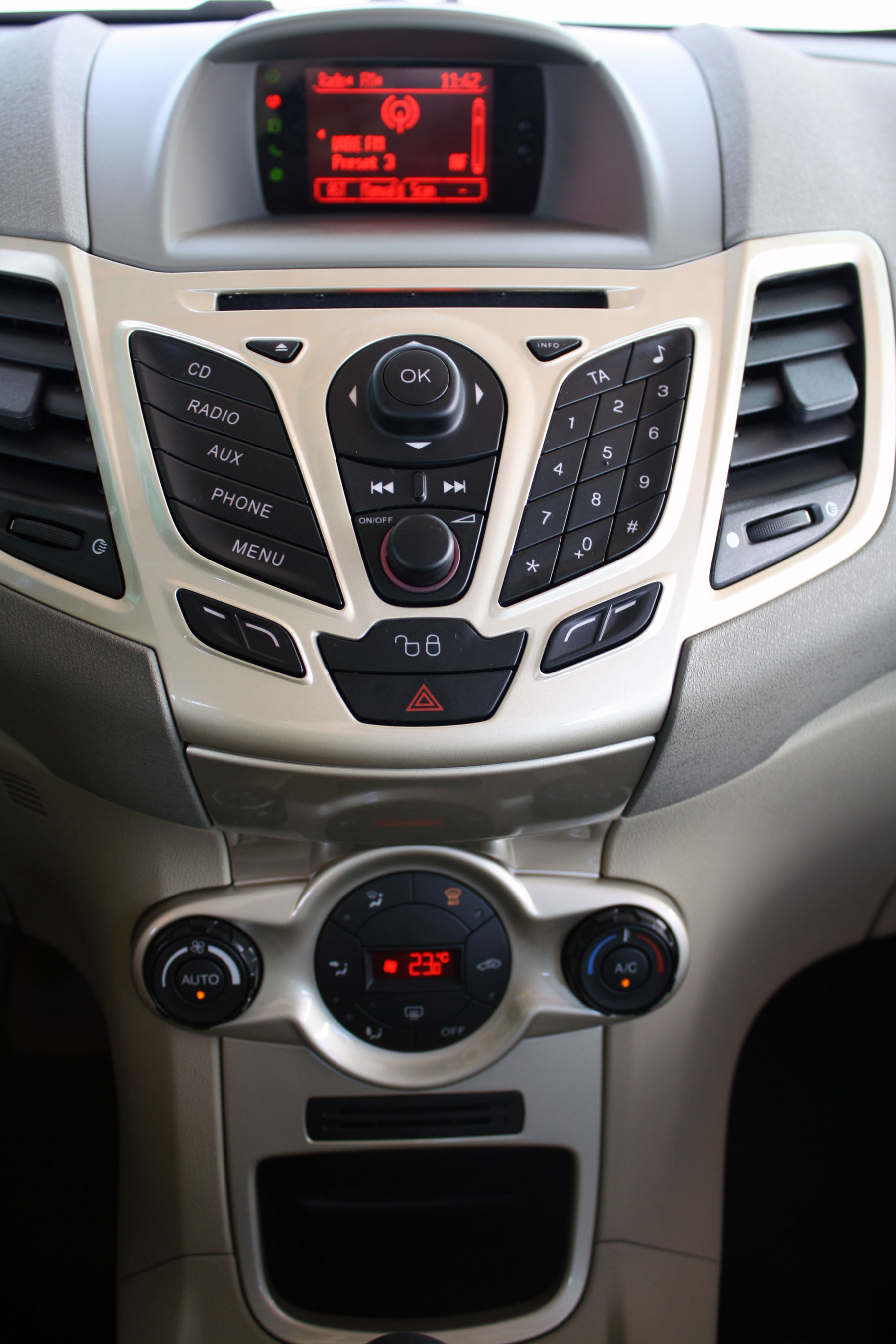 Ford Fiesta - consola  centrala