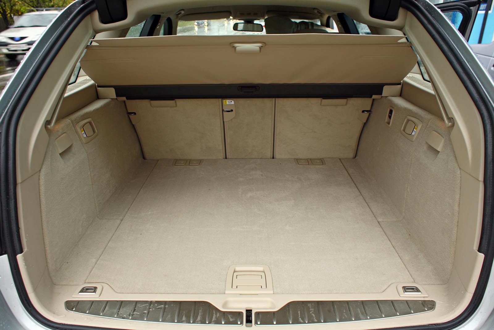 In configuratia cu 5 locuri, BMW Seria 5 Touring ofera un portbagaj de 560 litri.