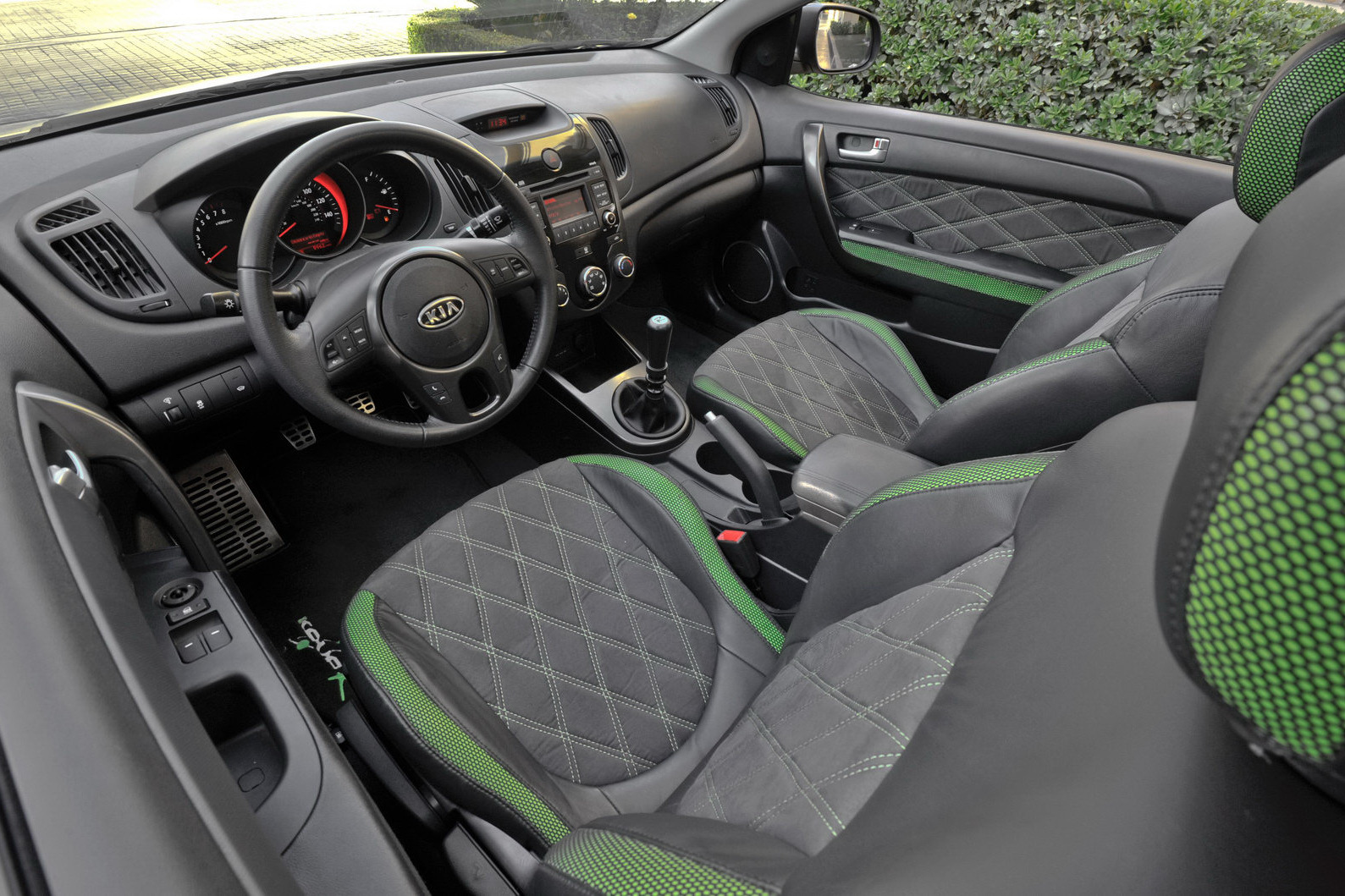 Interiorul lui KIA Forte Koup Type R Concept are cateva tuse racing