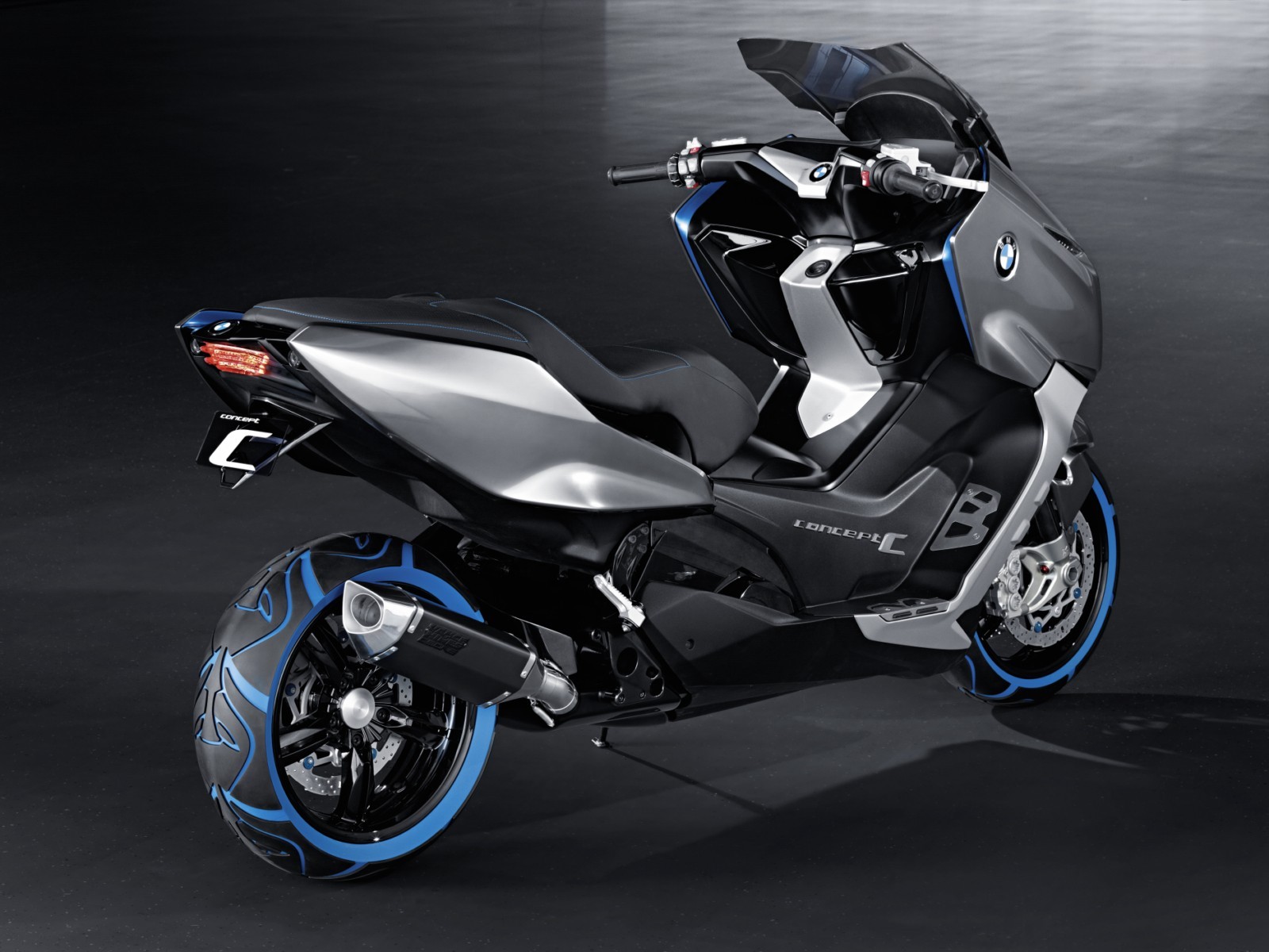 BMW Concept C nu are oglinzi retrovizoare, acestea fiind inlocuite de camere de filmat